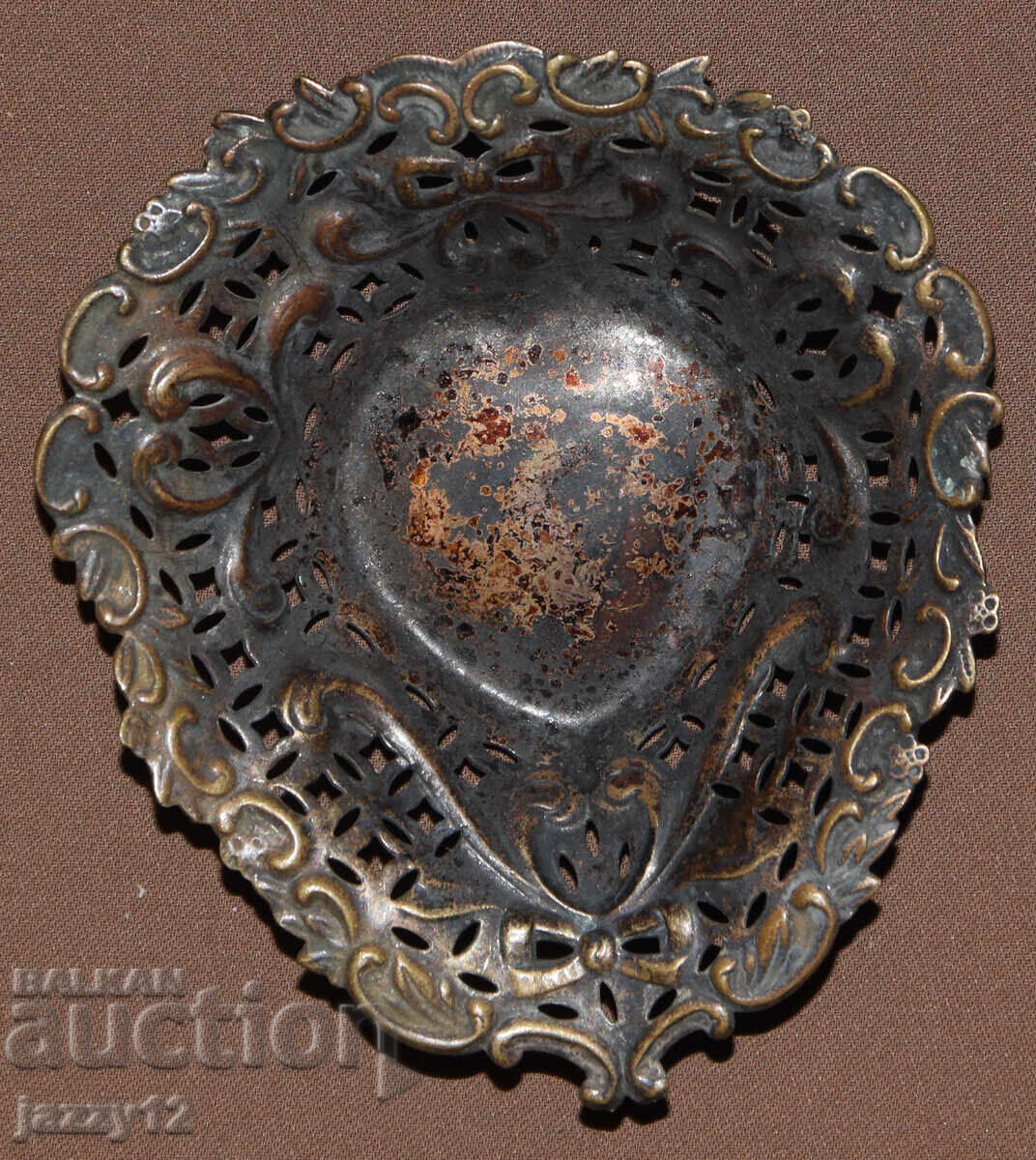 Стара малка посребрена декоративна купа сърце с цена 110.00 лв. | € 56.24 Стара малка посребрена декоративна купа сърце с цена 110.00 лв. | € 56.24