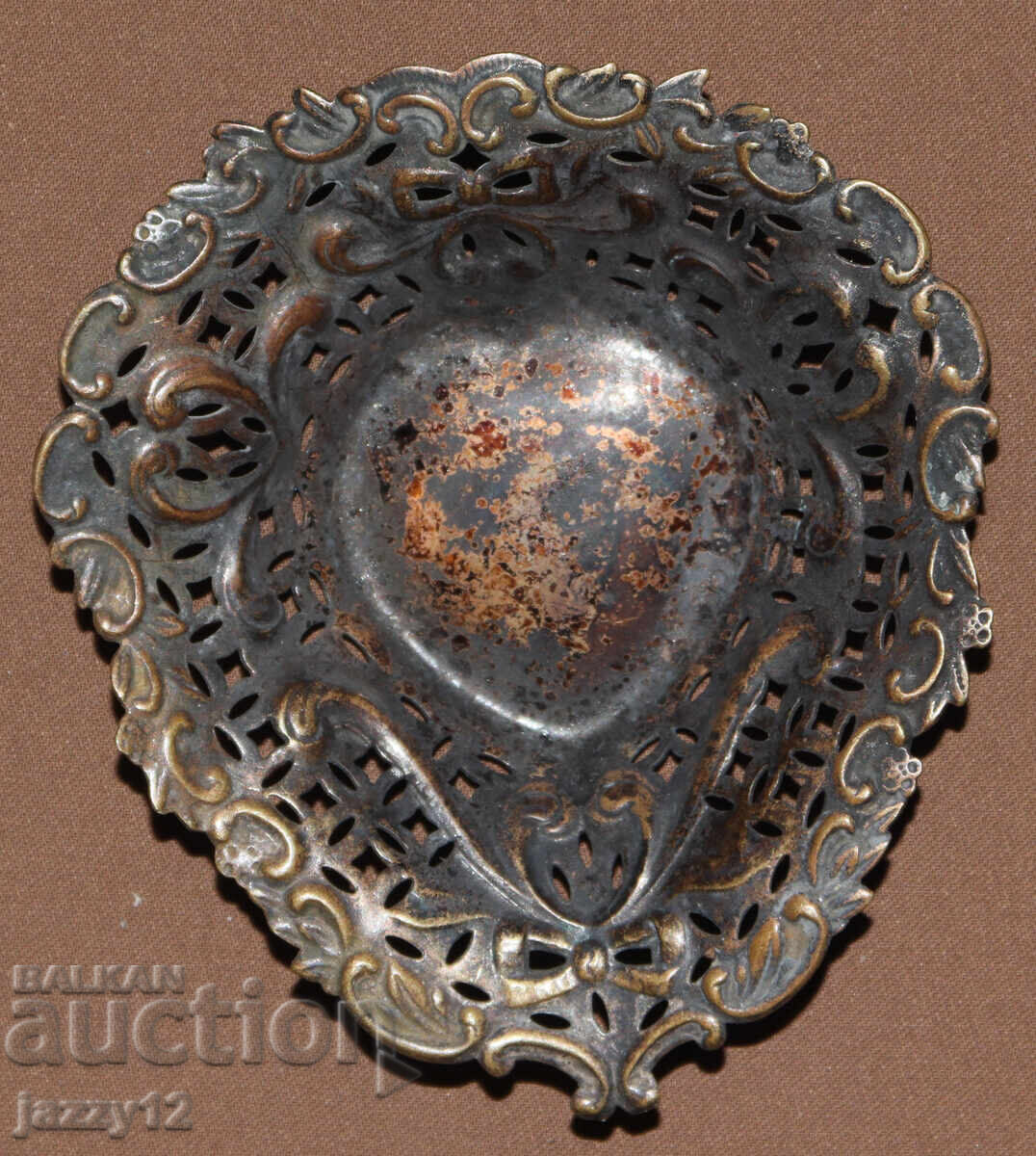 Аукцион Стара малка посребрена декоративна купа сърце Аукцион Стара малка посребрена декоративна купа сърце