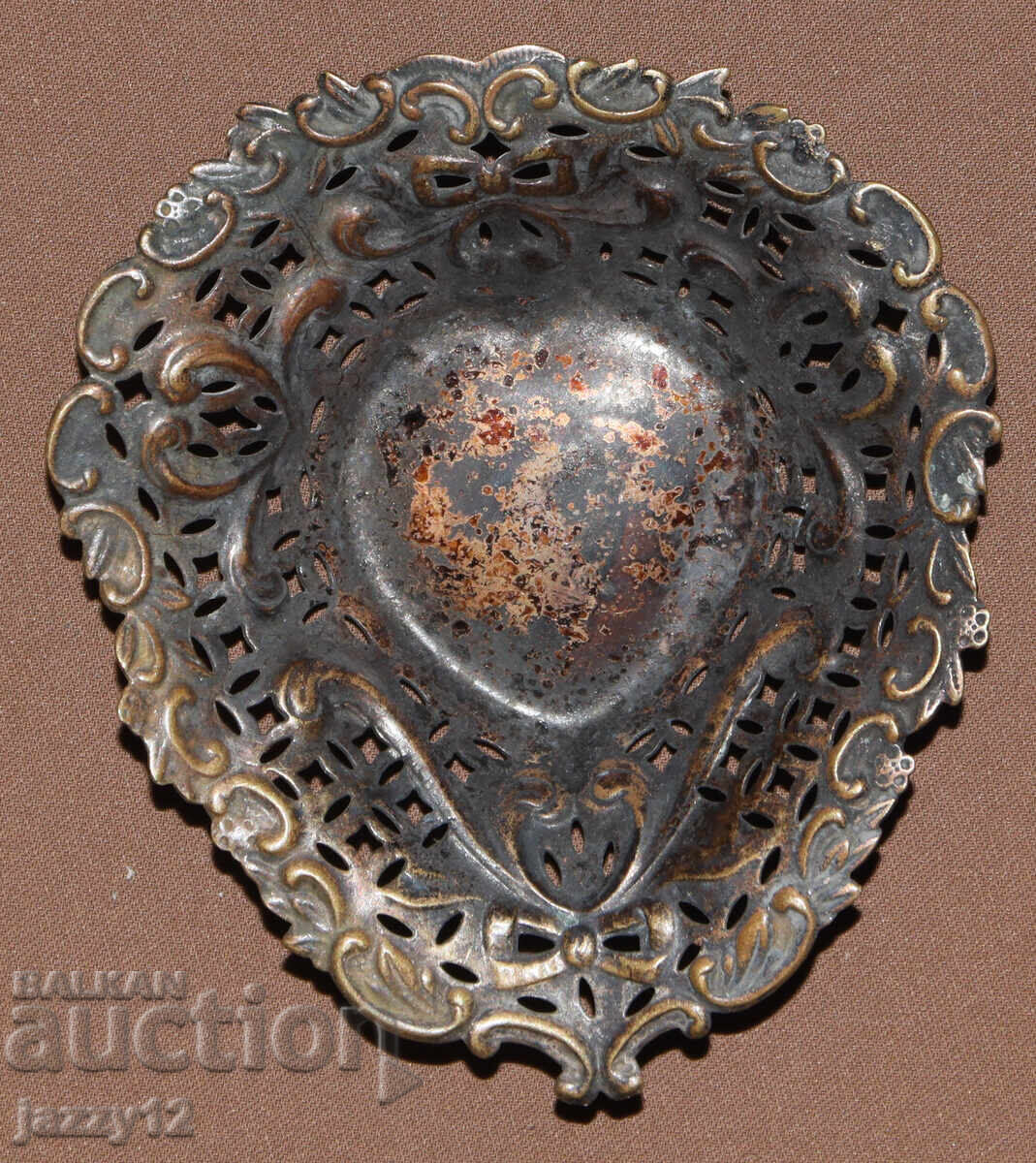 Стара малка посребрена декоративна купа сърце Стара малка посребрена декоративна купа сърце