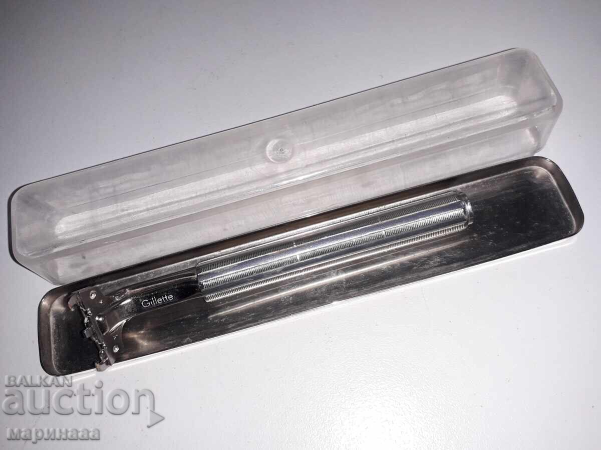 Auction  OLD GILLETTE RAZOR IN BOX