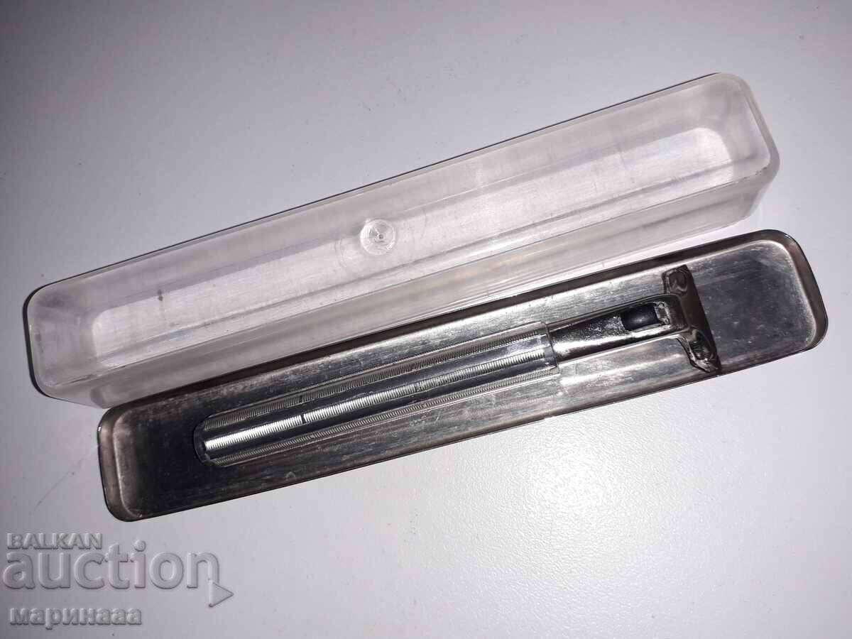 Delivery of OLD GILLETTE RAZOR IN BOX