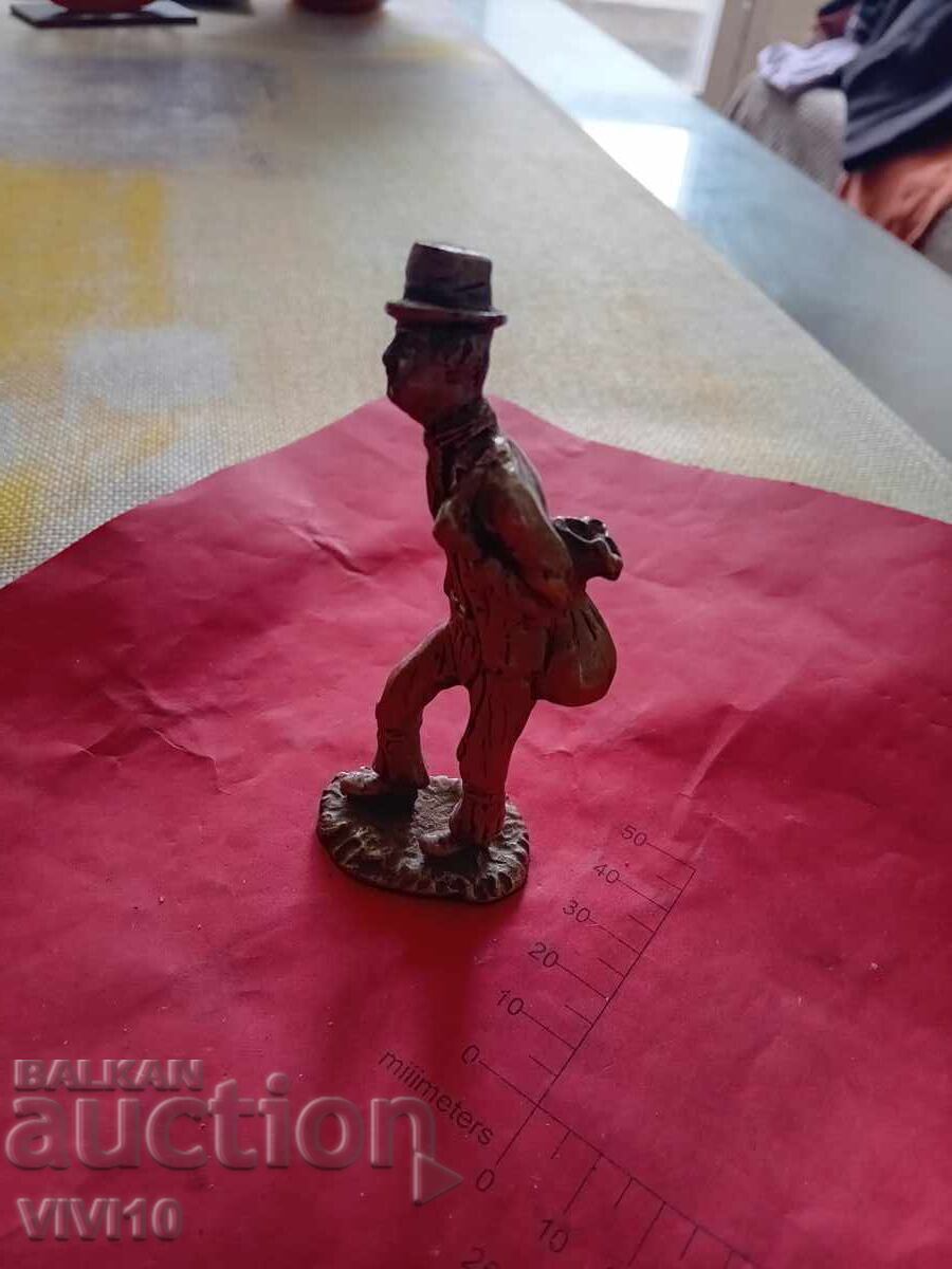 Figurină veche, cositor, călător cu preț € 15.00 | 29.34 BGN