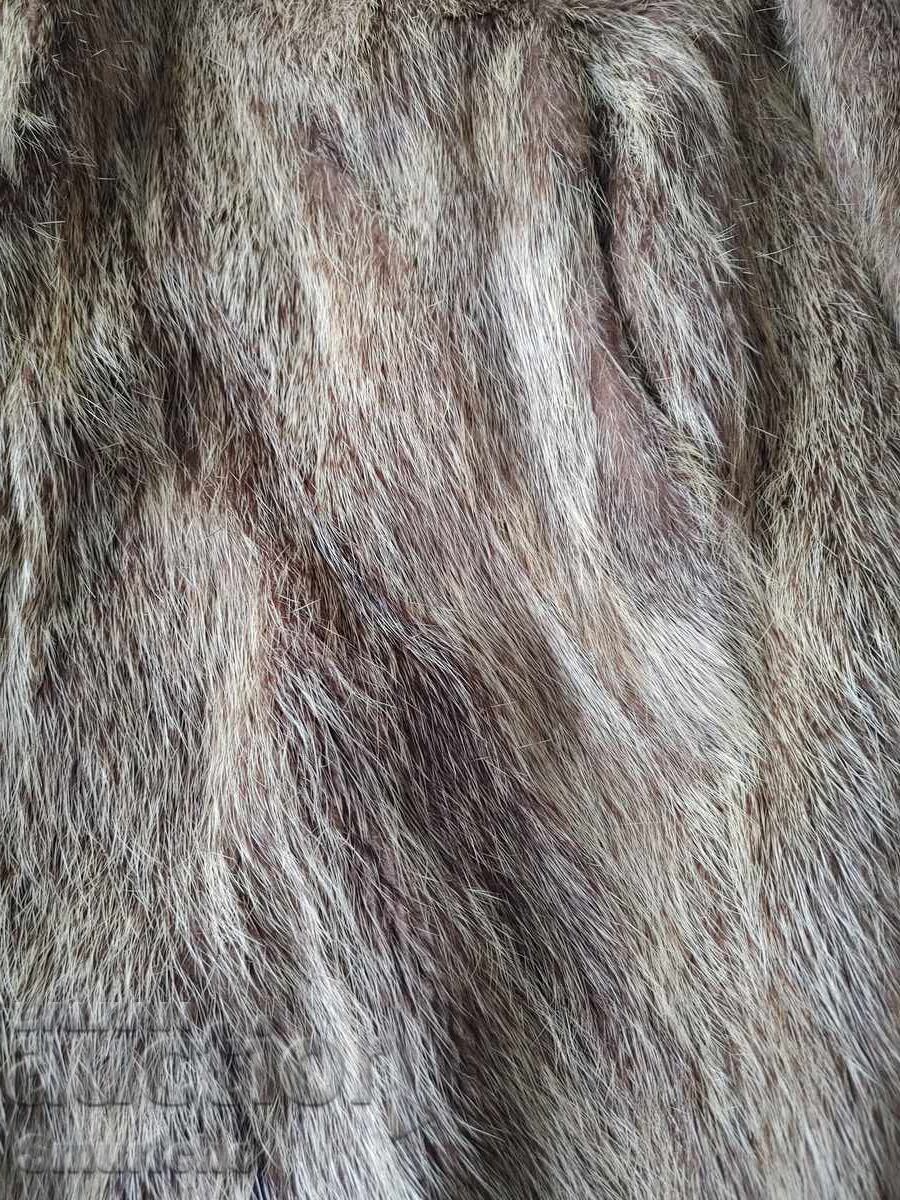 Palton de piele cu blană de vulpe cu preț 99.00 BGN | € 50.62 Palton de piele cu blană de vulpe cu preț 99.00 BGN | € 50.62