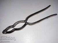 SPĂRGĂTOR DE NUCI. FONTĂ, CROM