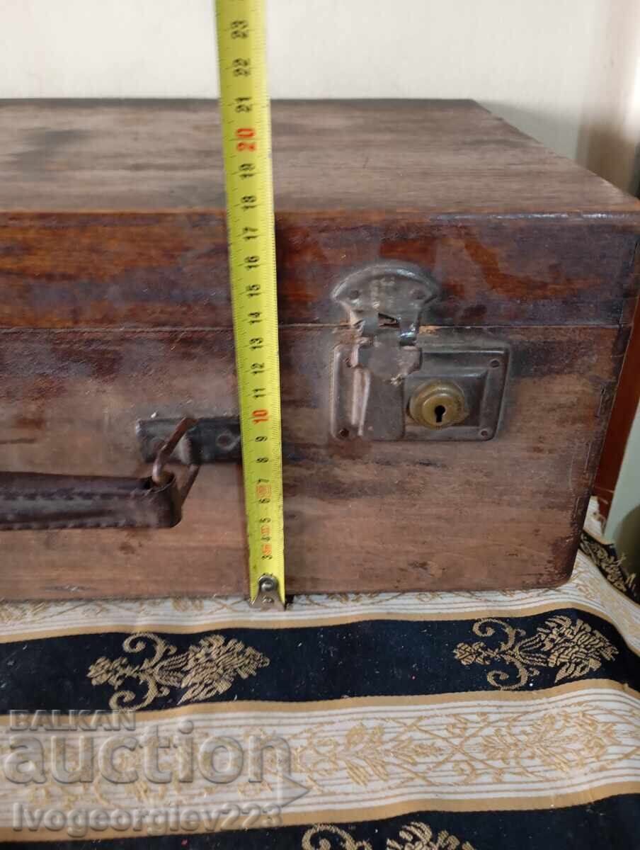 Ladă veche de lemn pentru decorațiuni cu preț 21.00 BGN | € 10.74