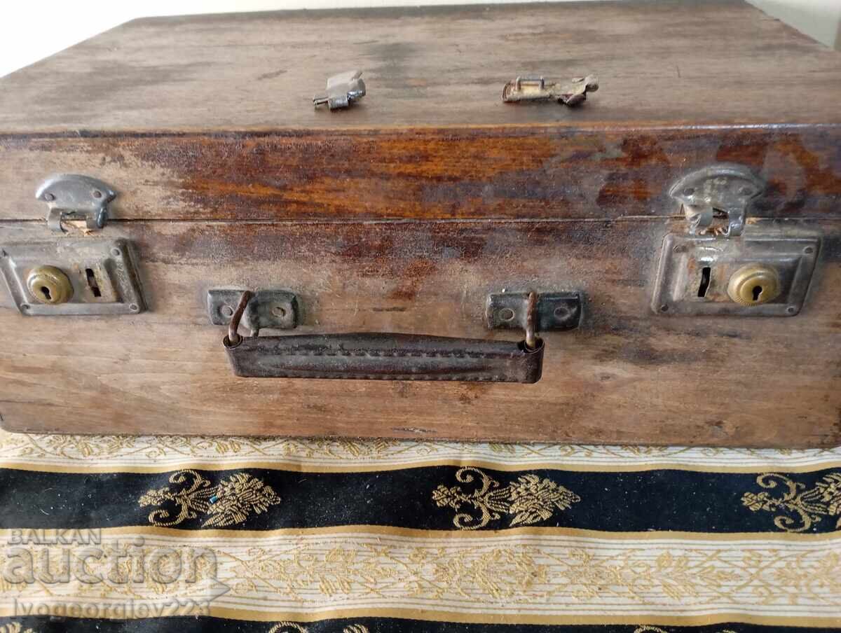 Licitație Ladă veche de lemn pentru decorațiuni