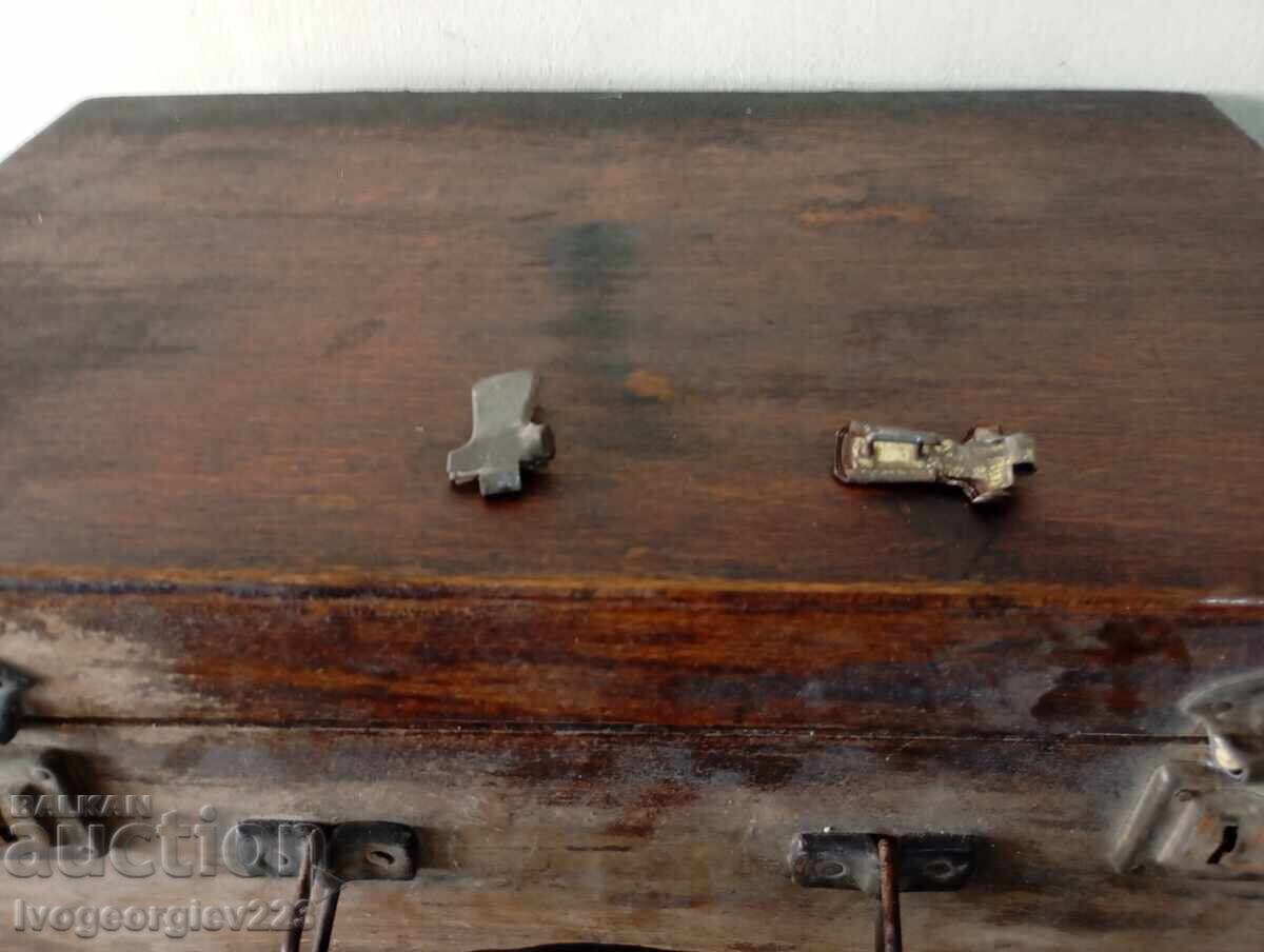 Livrarea Ladă veche de lemn pentru decorațiuni