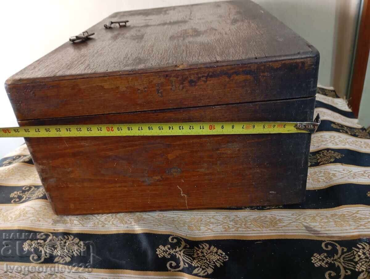 Ladă veche de lemn pentru decorațiuni - 5