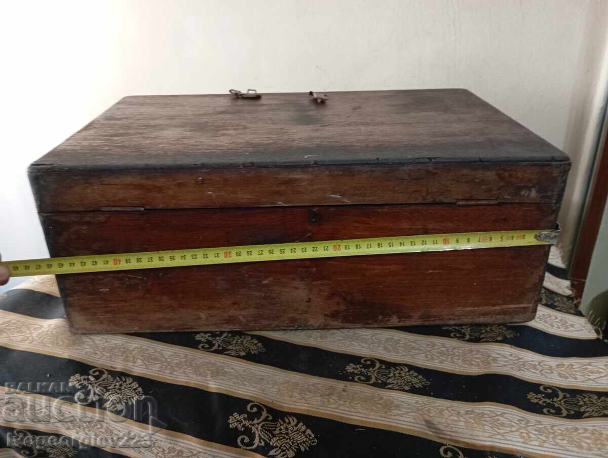 Ladă veche de lemn pentru decorațiuni - 6