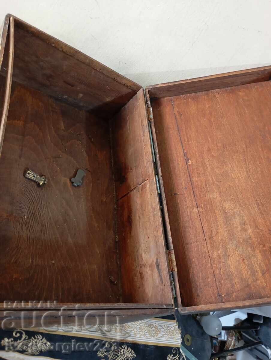 Ladă veche de lemn pentru decorațiuni - 7