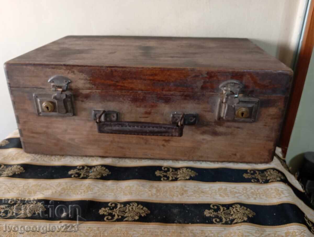 Ladă veche de lemn pentru decorațiuni