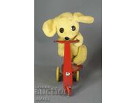 Παλιό μεταλλικό μηχανικό παιχνίδι, μοντέλο σκούτερ με σκύλο