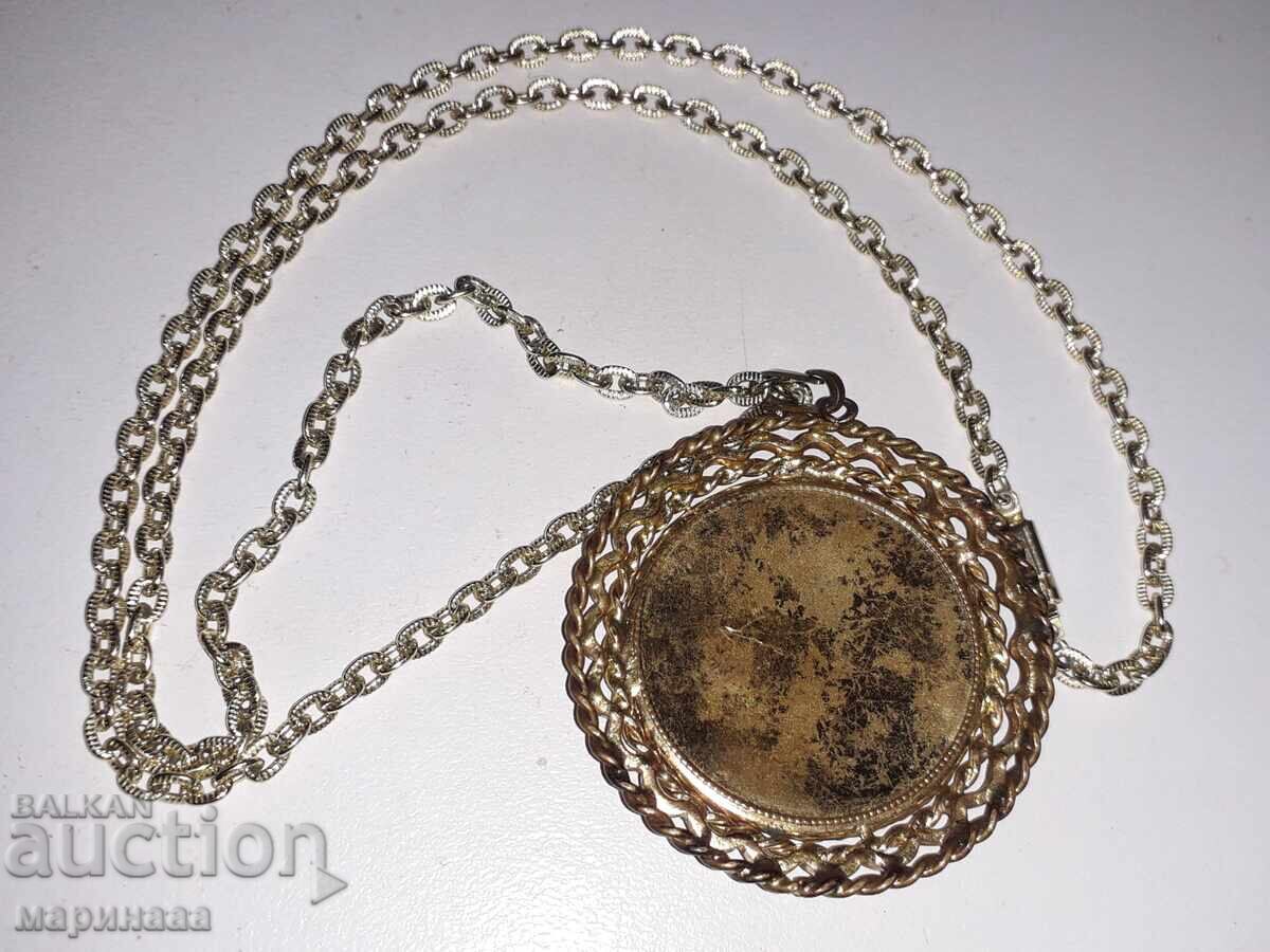 Auction  OLD NECKLACE WITH MOTHER-OF-PEARL