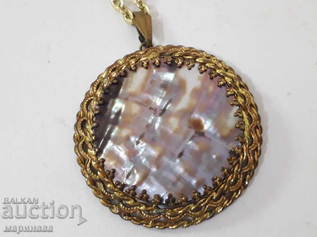 Delivery of OLD NECKLACE WITH MOTHER-OF-PEARL