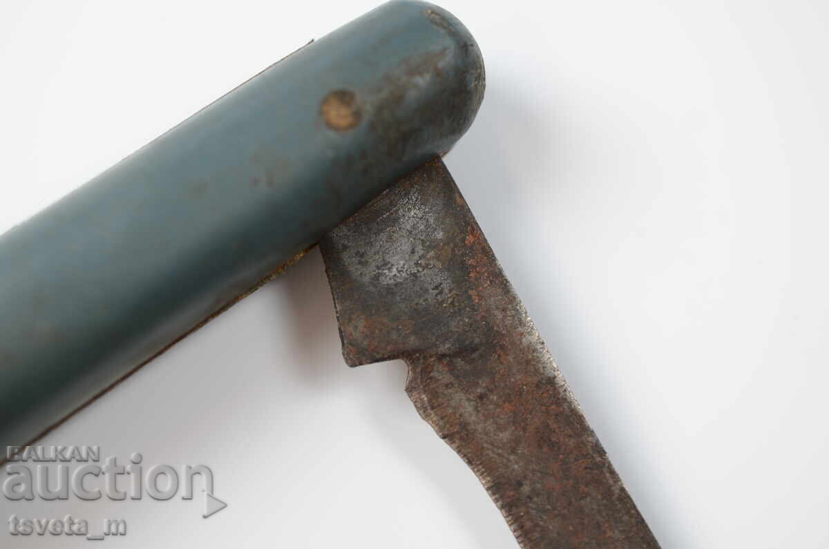 Delivery of A pocket knife Delivery of A pocket knife