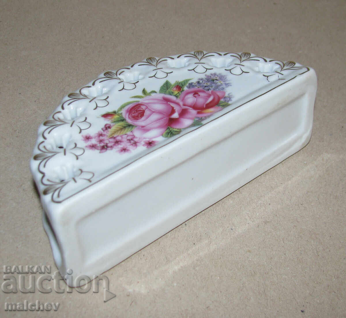 Delivery of Porcelain napkin holder, openwork with roses and gold plating, excellent condition