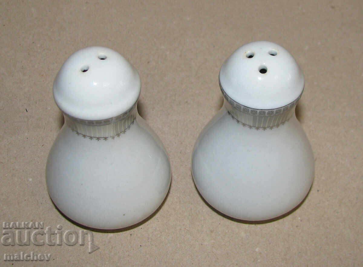 Auction Lot of 2 porcelain salt shakers - pair of salt shakers, excellent condition Auction Lot of 2 porcelain salt shakers - pair of salt shakers, excellent condition