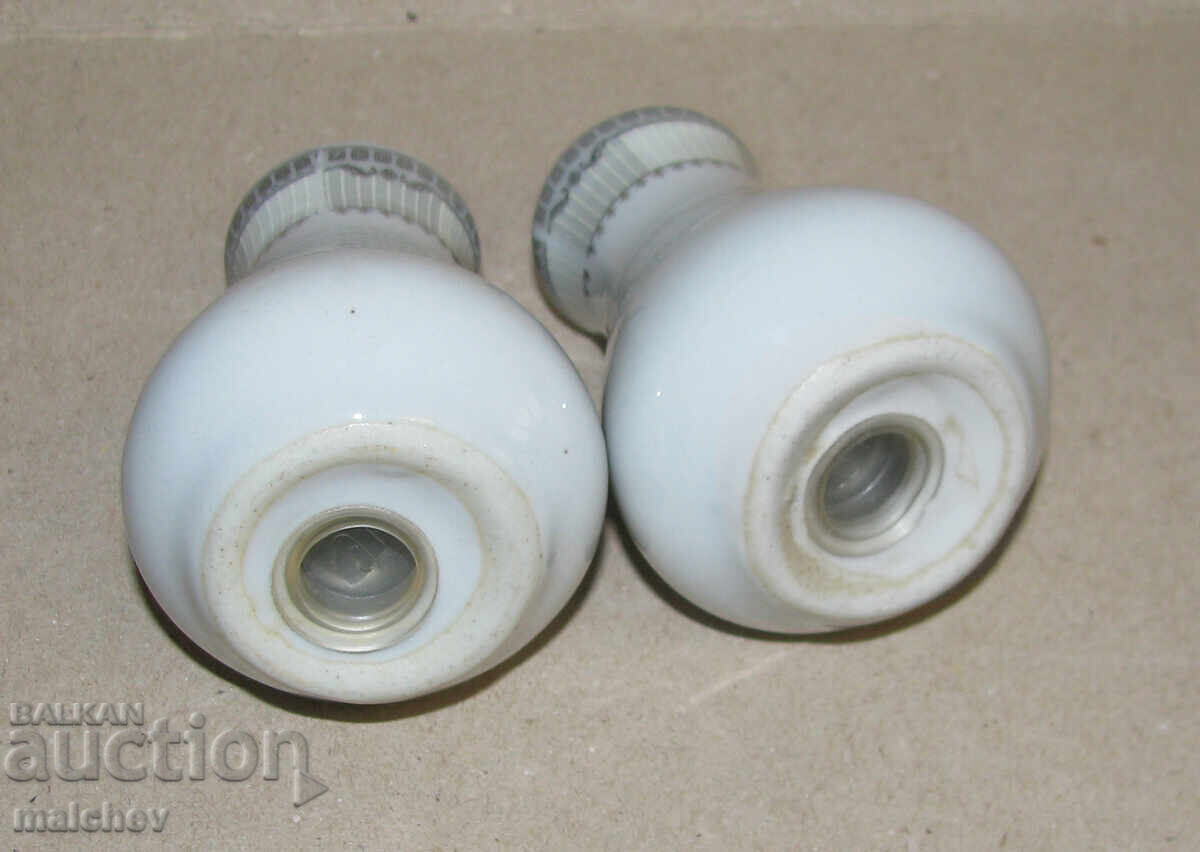 Delivery of Lot of 2 porcelain salt shakers - pair of salt shakers, excellent condition Delivery of Lot of 2 porcelain salt shakers - pair of salt shakers, excellent condition