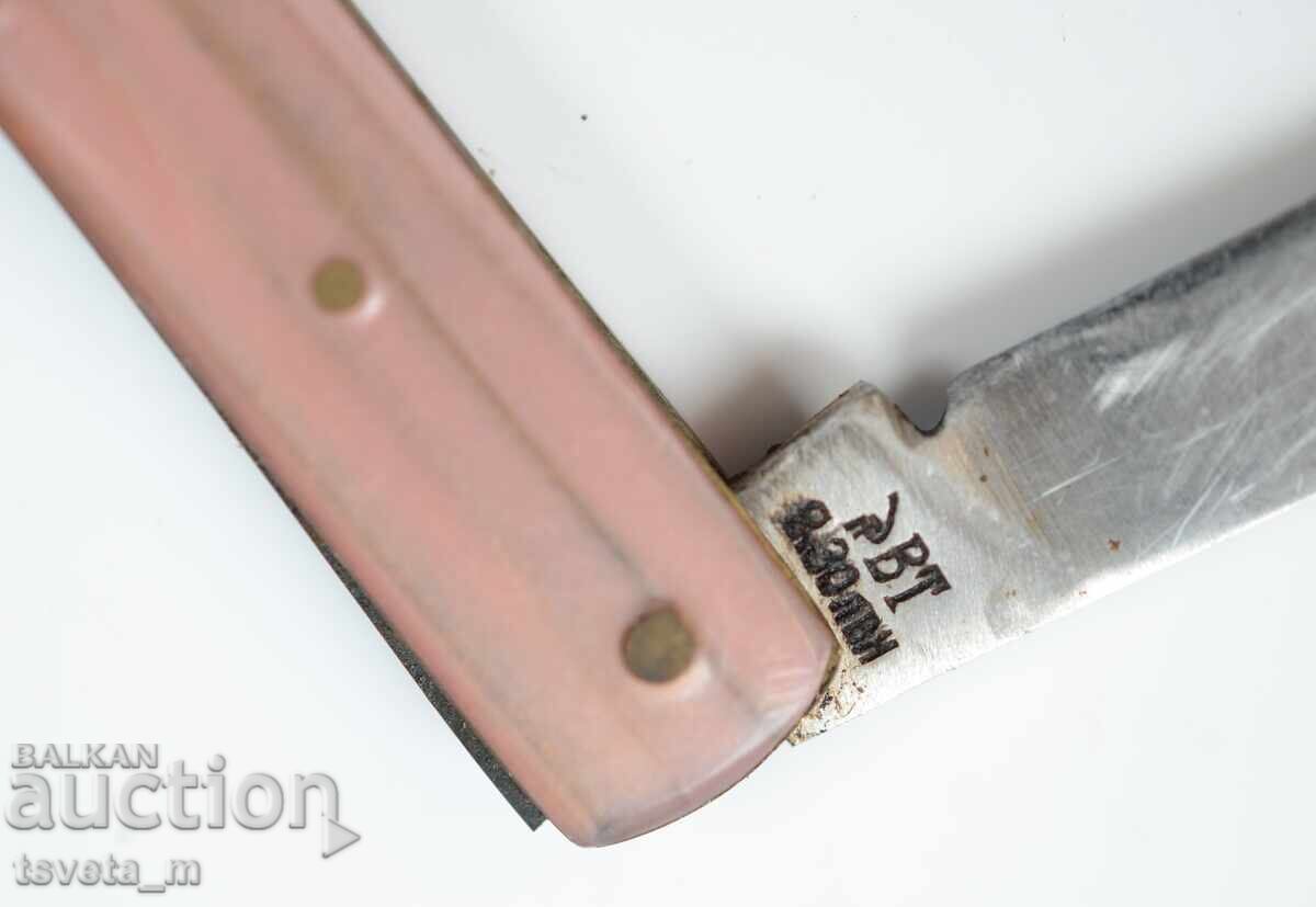 Delivery of A pocket knife Delivery of A pocket knife