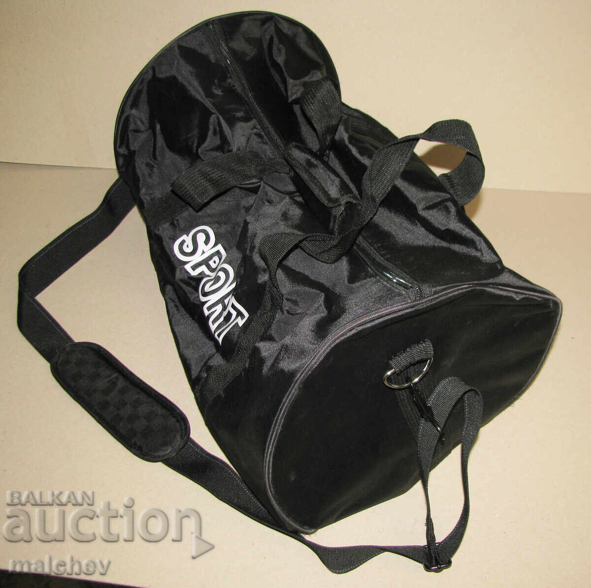 Geantă sport de voiaj Sport textil negru 52/29/25, excelentă cu preț 9.00 BGN | € 4.60 Geantă sport de voiaj Sport textil negru 52/29/25, excelentă cu preț 9.00 BGN | € 4.60