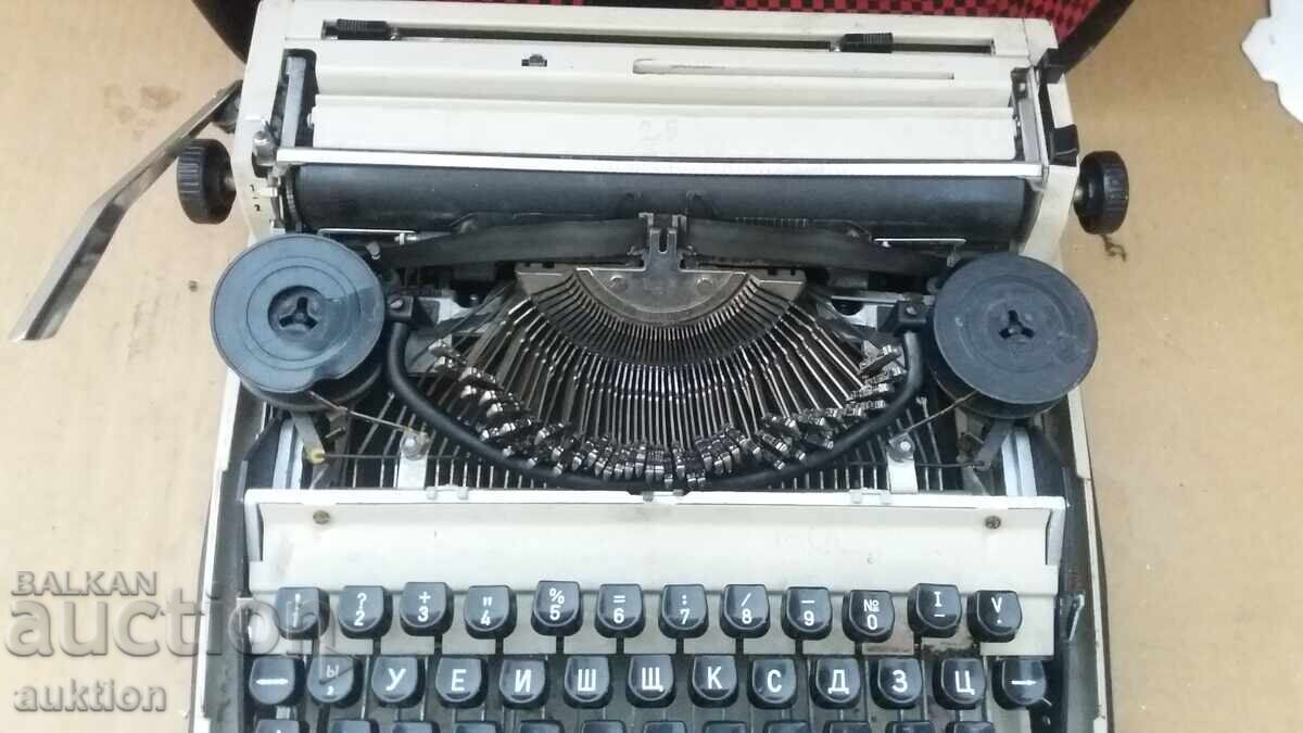 MAȘINĂ DE SCRIS VECHE, SOCIALISTĂ cu preț 34.99 BGN | € 17.89