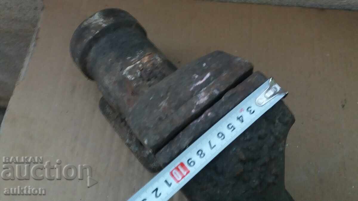 Auction  WORKING HEAVY VISE - 23 KG