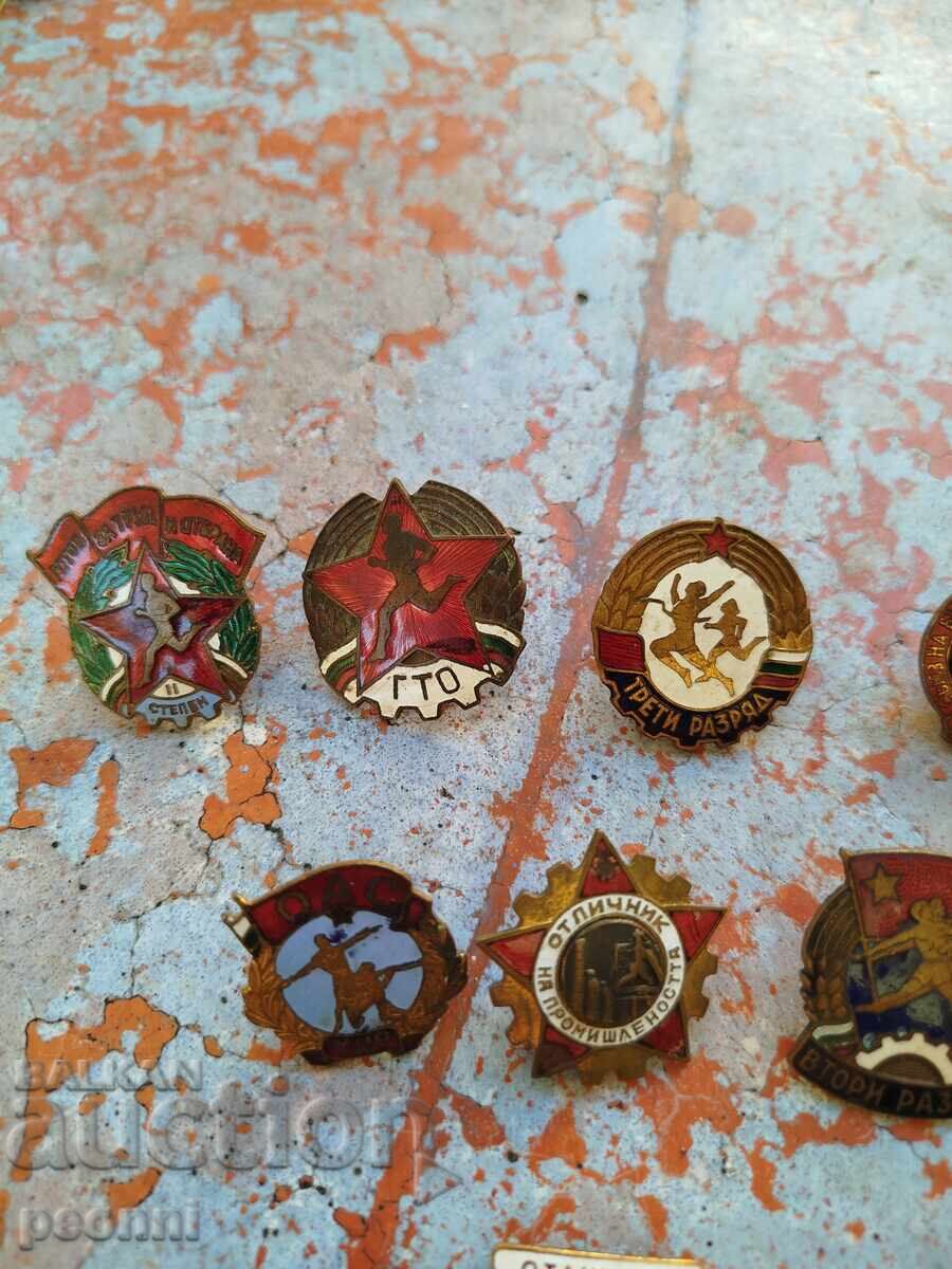 Лот емайлирани значки с цена 65.00 лв. | € 33.23