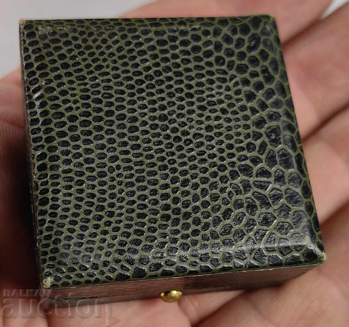 Delivery of OLD BOX BOX FOR JEWELRY MARKED EXCELLENT