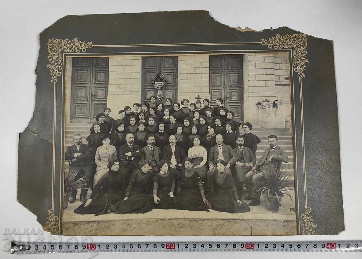 УЧИТЕЛ УЧЕНИЦИ УЧИЛИЩЕ СНИМКА ФОТОГРАФИЯ КАРТОН с цена 35.00 лв. | € 17.90