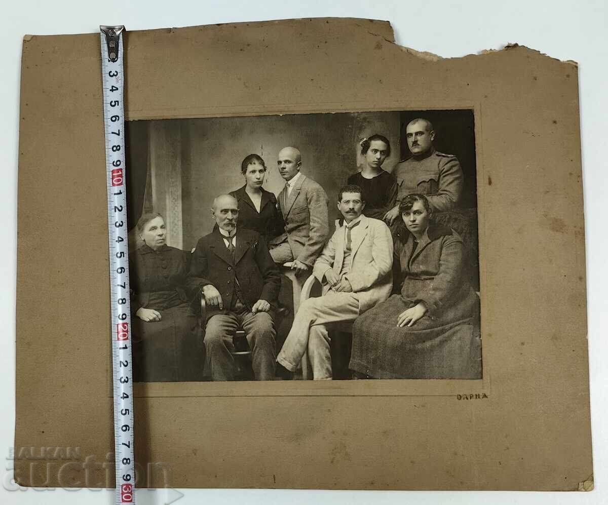 1922 VARNA POZĂ DE FAMILIE VECHE FOTOGRAFIE CARTON cu preț 45.00 BGN | € 23.01 1922 VARNA POZĂ DE FAMILIE VECHE FOTOGRAFIE CARTON cu preț 45.00 BGN | € 23.01