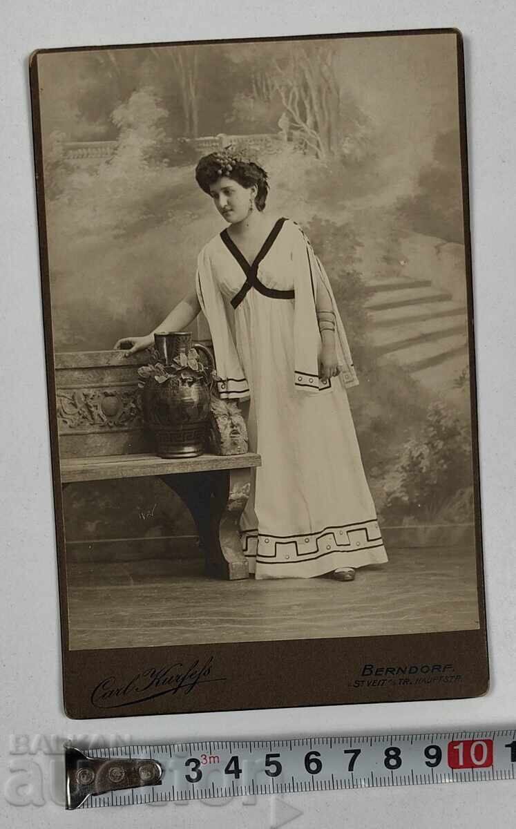 PORTRET FEMEIE CU MOTIVE GRECEȘTI POZĂ VECHE FOTOGRAFIE CARTON cu preț 45.00 BGN | € 23.01 PORTRET FEMEIE CU MOTIVE GRECEȘTI POZĂ VECHE FOTOGRAFIE CARTON cu preț 45.00 BGN | € 23.01