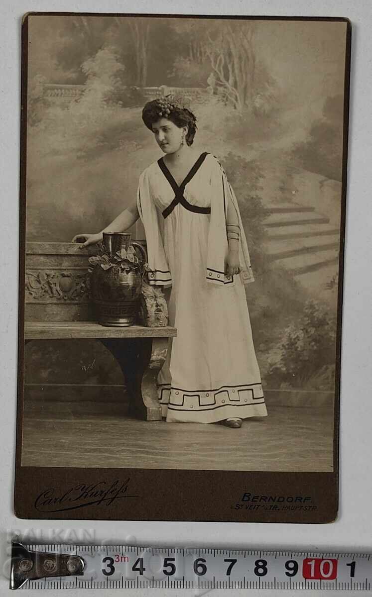 Licitație PORTRET FEMEIE CU MOTIVE GRECEȘTI POZĂ VECHE FOTOGRAFIE CARTON Licitație PORTRET FEMEIE CU MOTIVE GRECEȘTI POZĂ VECHE FOTOGRAFIE CARTON