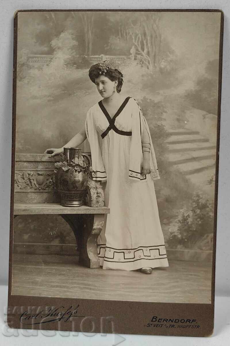 PORTRET FEMEIE CU MOTIVE GRECEȘTI POZĂ VECHE FOTOGRAFIE CARTON - 5 PORTRET FEMEIE CU MOTIVE GRECEȘTI POZĂ VECHE FOTOGRAFIE CARTON - 5