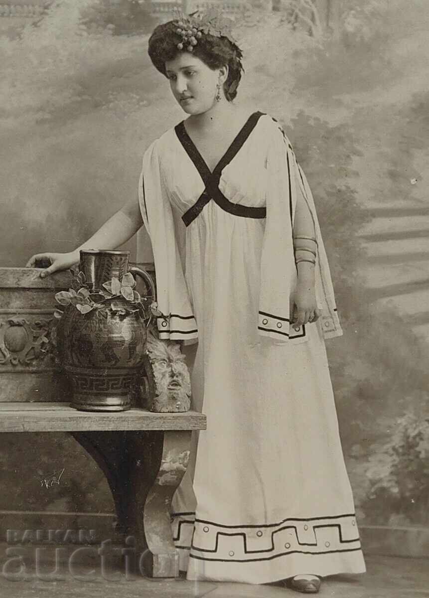 PORTRET FEMEIE CU MOTIVE GRECEȘTI POZĂ VECHE FOTOGRAFIE CARTON - 6 PORTRET FEMEIE CU MOTIVE GRECEȘTI POZĂ VECHE FOTOGRAFIE CARTON - 6