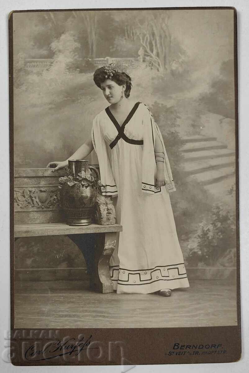 PORTRET FEMEIE CU MOTIVE GRECEȘTI POZĂ VECHE FOTOGRAFIE CARTON PORTRET FEMEIE CU MOTIVE GRECEȘTI POZĂ VECHE FOTOGRAFIE CARTON