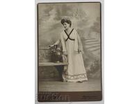 PORTRET FEMEIE CU MOTIVE GRECEȘTI POZĂ VECHE FOTOGRAFIE CARTON