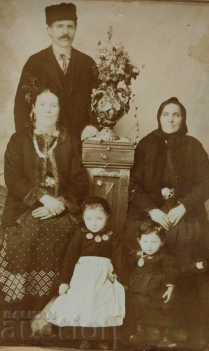 КРАЯТ НА 19-ТИ ВЕК СТАРА СЕМЕЙНА СНИМКА ФОТОГРАФИЯ КАРТОН с цена 75.00 лв. | € 38.35