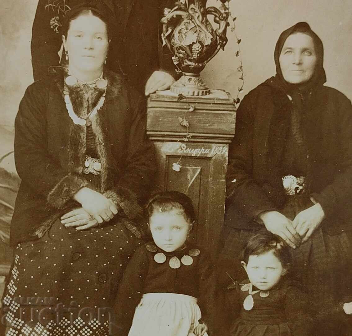 Аукцион КРАЯТ НА 19-ТИ ВЕК СТАРА СЕМЕЙНА СНИМКА ФОТОГРАФИЯ КАРТОН