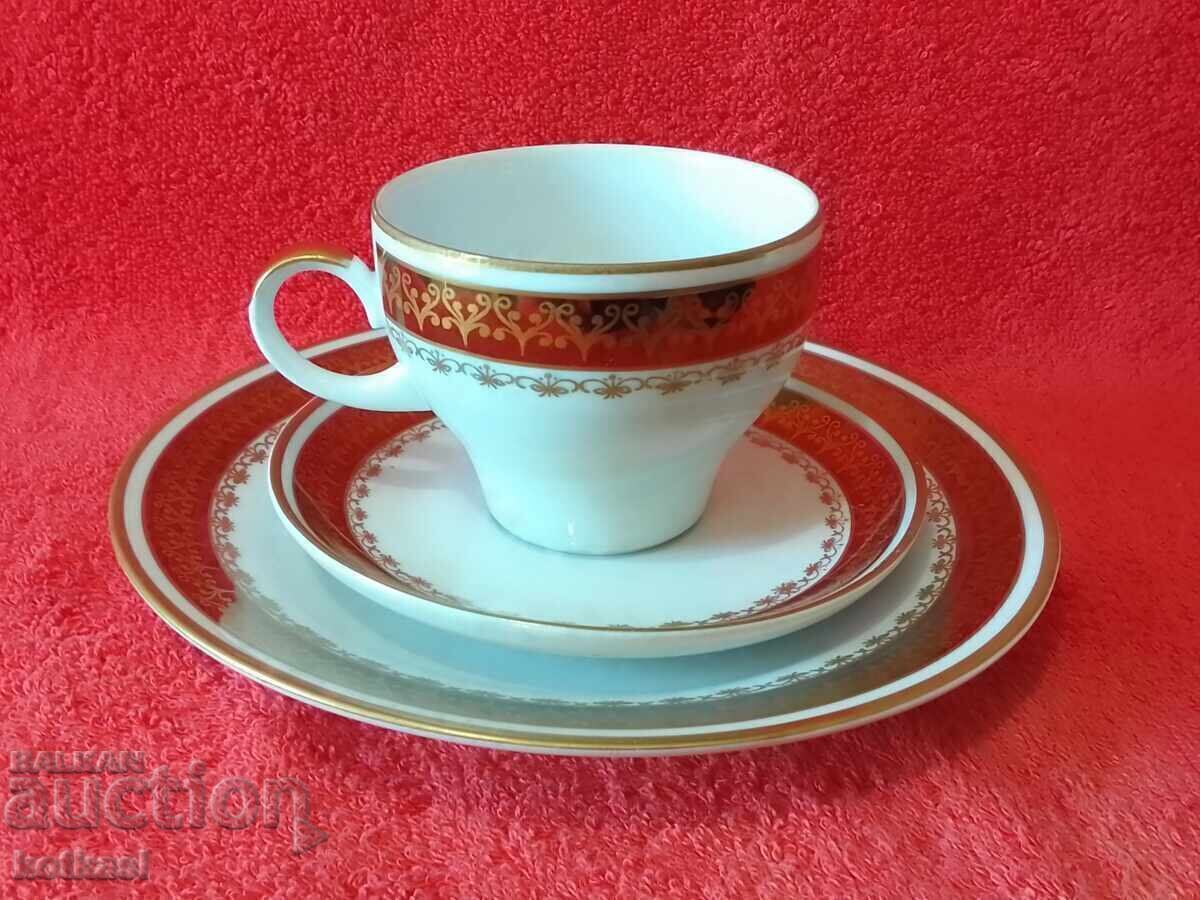 Σετ τριών τεμαχίων αντίκα: φλιτζάνι, 2 πιάτα, επιχρυσωμένο, Γερμανία KAHLA με τιμή 35.50 BGN | € 18.15