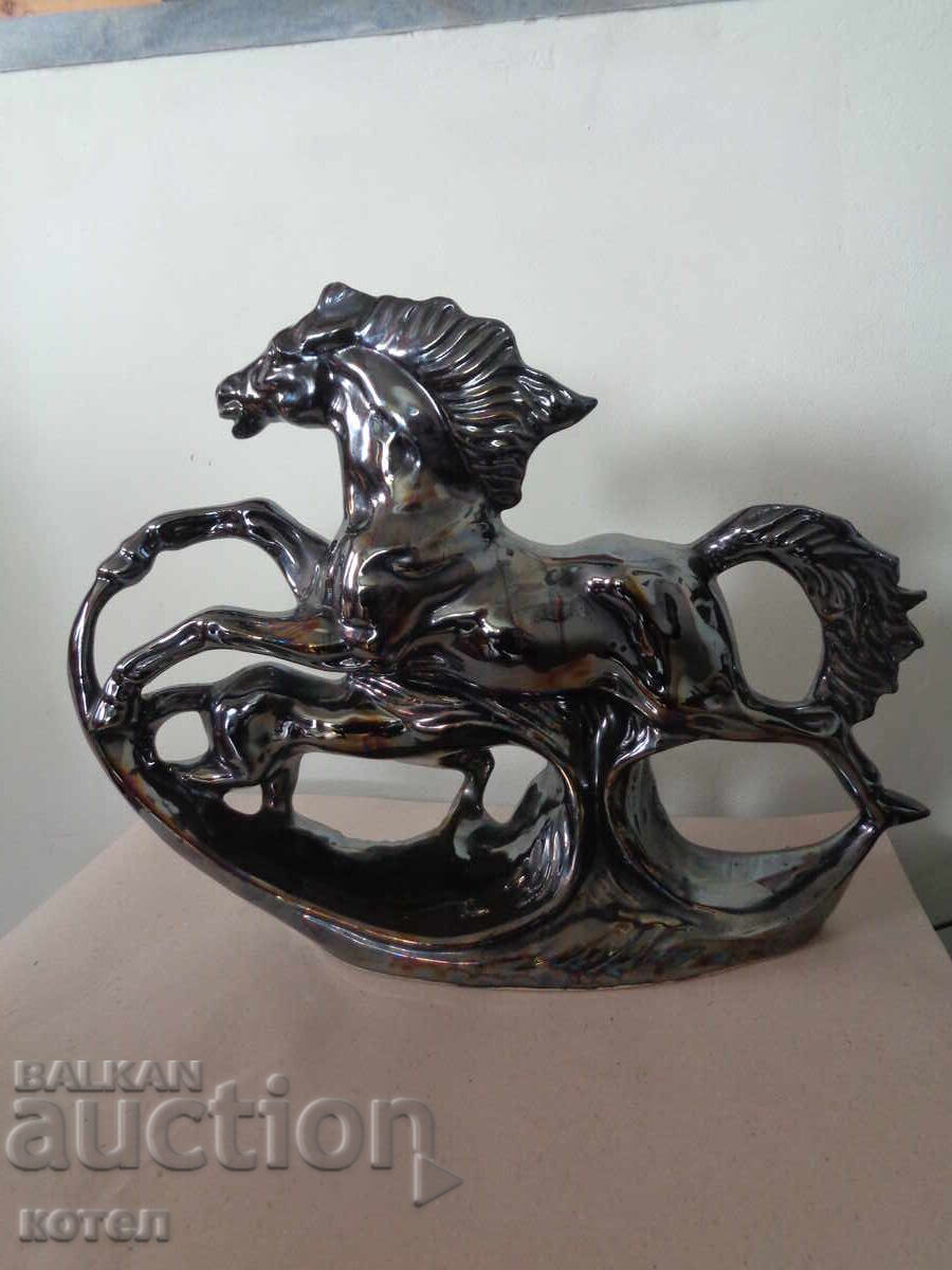 Продавам порцеланова композиция на коне с цена 77.00 лв. | € 39.37