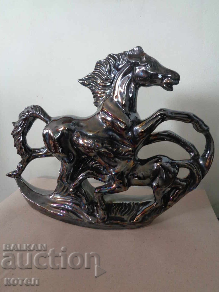 Продавам порцеланова композиция на коне