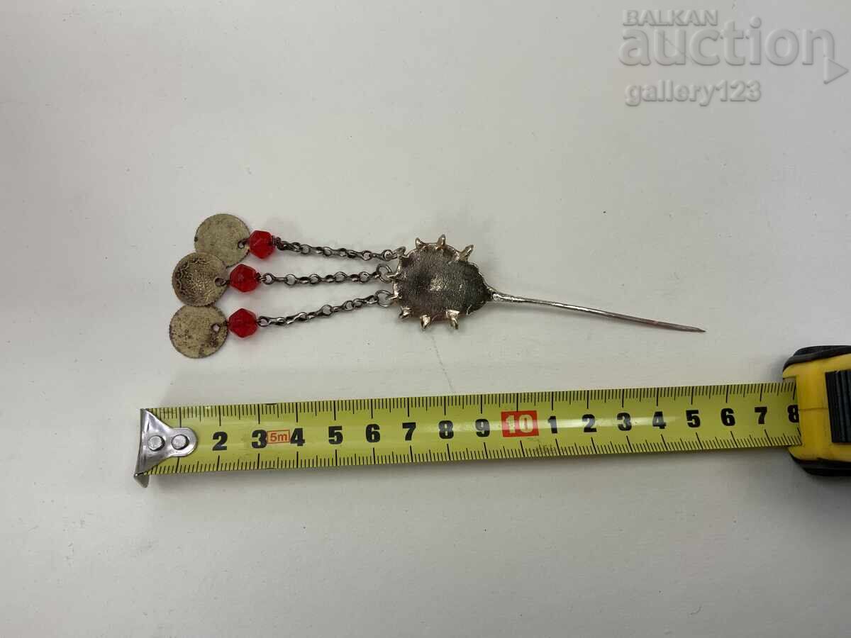 Delivery of Revival-era needle for traditional costume Delivery of Revival-era needle for traditional costume