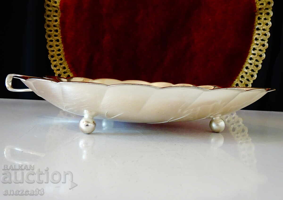 Посребрена фруктиера,купа с дизайн на листо. с цена 19.00 лв. | € 9.71 Посребрена фруктиера,купа с дизайн на листо. с цена 19.00 лв. | € 9.71