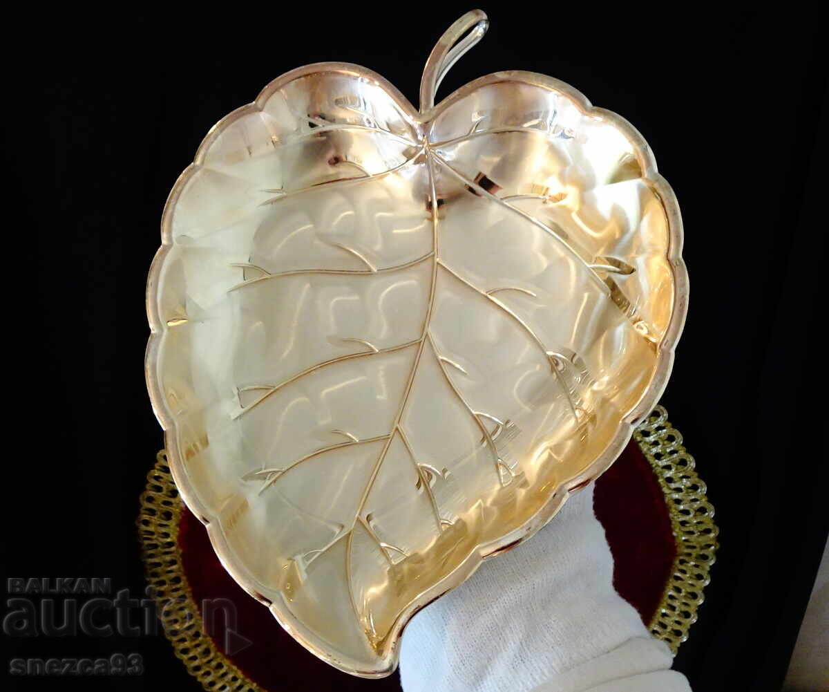 Доставка на Посребрена фруктиера,купа с дизайн на листо. Доставка на Посребрена фруктиера,купа с дизайн на листо.