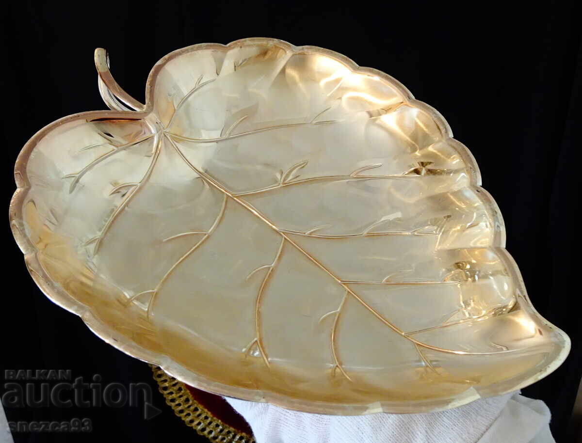 Посребрена фруктиера,купа с дизайн на листо. Посребрена фруктиера,купа с дизайн на листо.