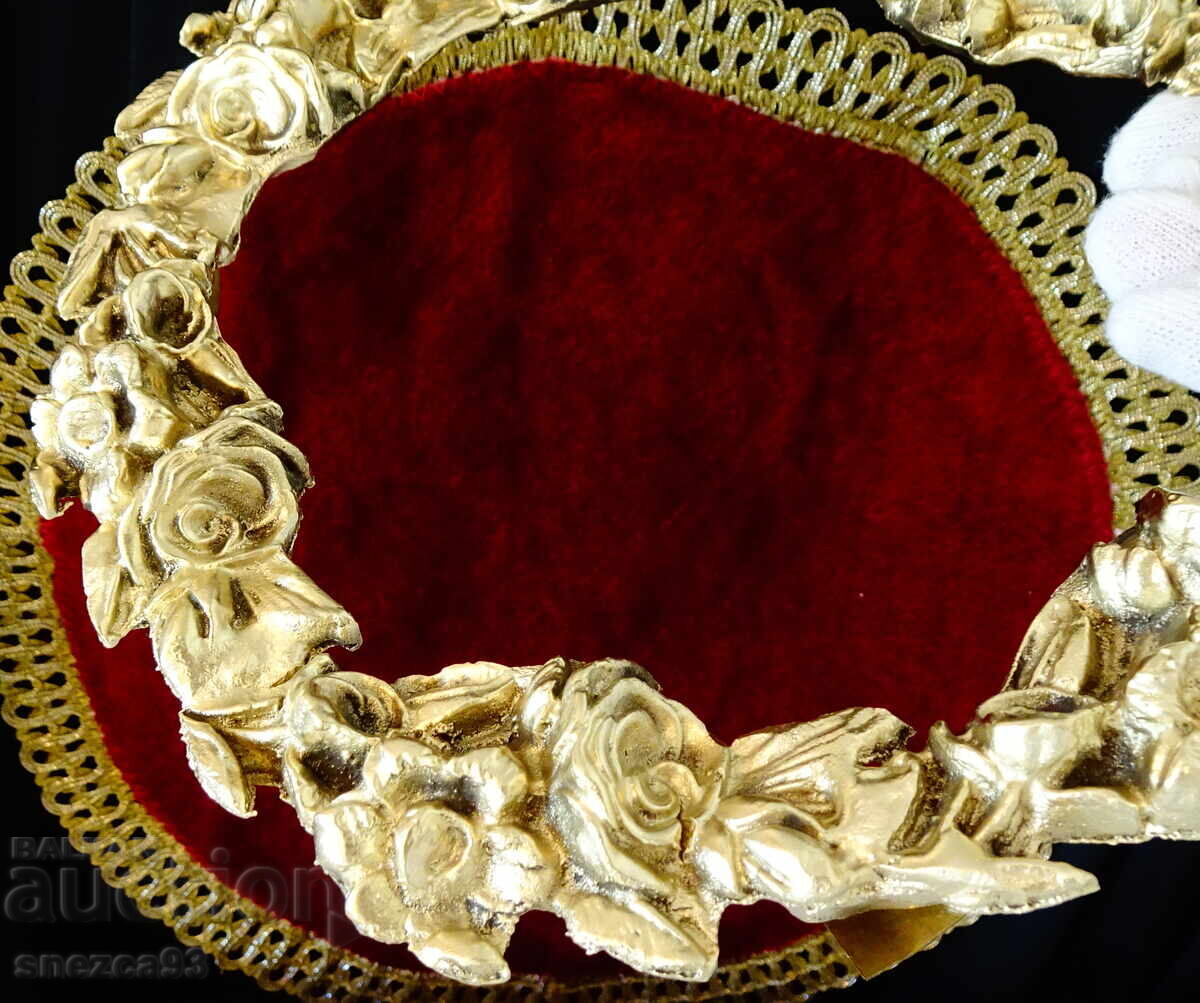 Bronze wreath, bronze frame with embossed flowers with price 136.00 BGN | € 69.54 Bronze wreath, bronze frame with embossed flowers with price 136.00 BGN | € 69.54