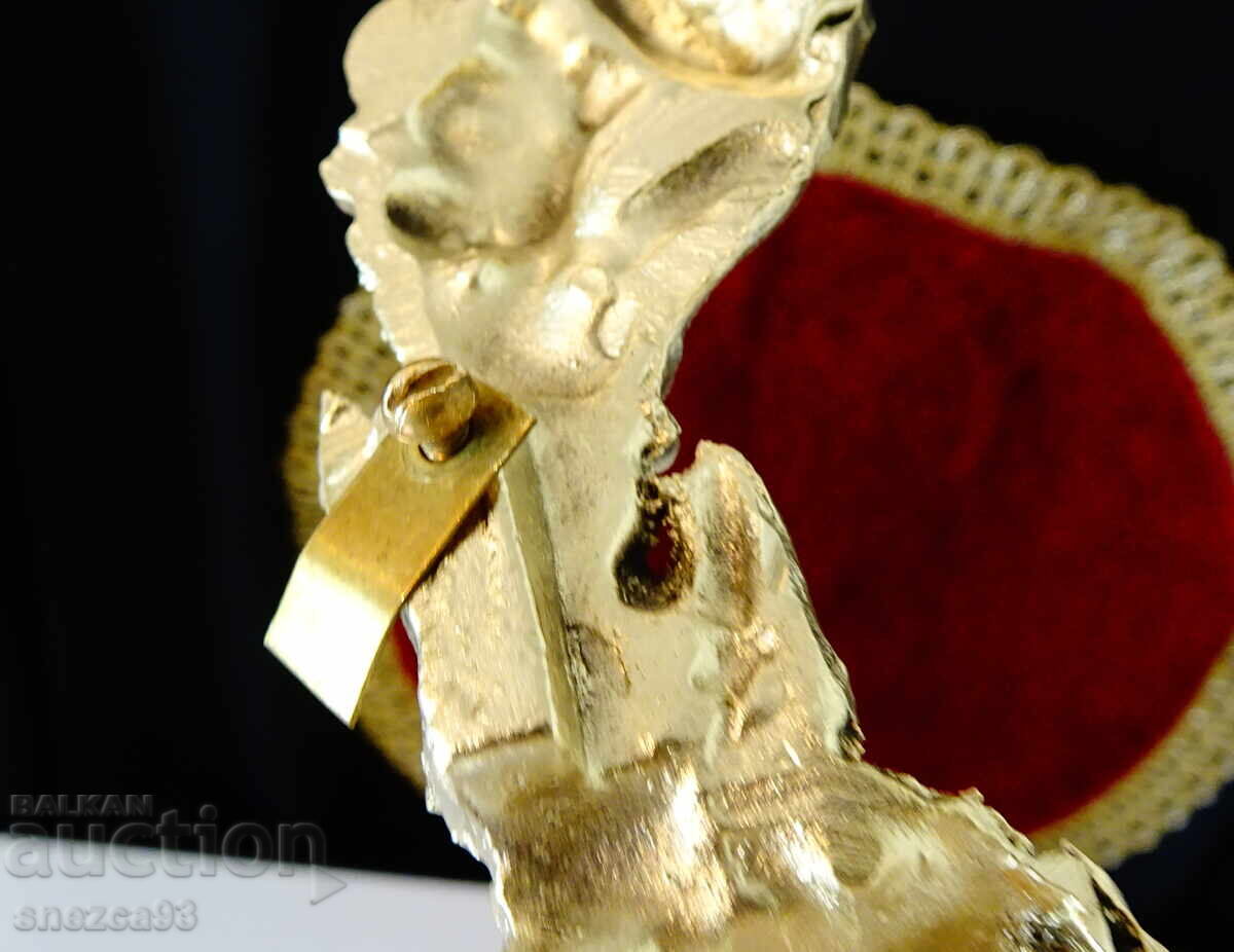 Delivery of Bronze wreath, bronze frame with embossed flowers Delivery of Bronze wreath, bronze frame with embossed flowers