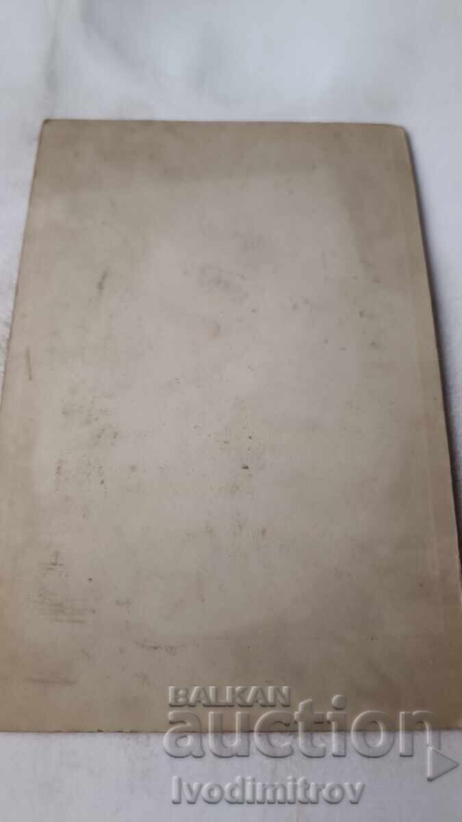 Снимка Две млади момичета Картон с цена 12.65 лв. | € 6.47 Снимка Две млади момичета Картон с цена 12.65 лв. | € 6.47