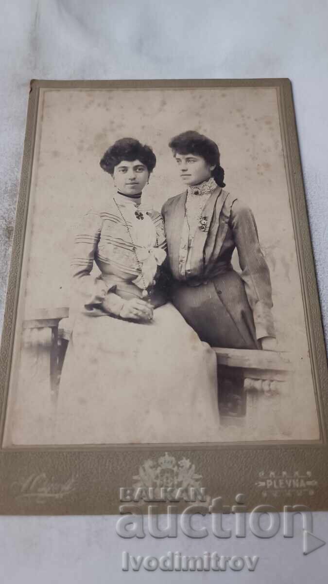 Снимка Две млади момичета Картон Снимка Две млади момичета Картон