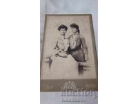 Снимка Две млади момичета Картон